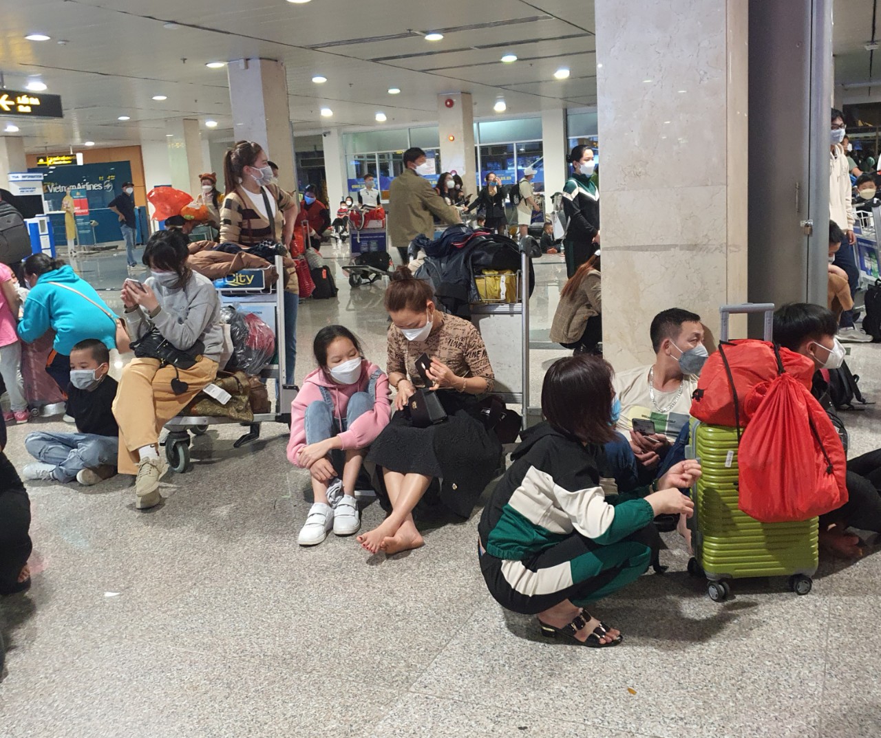 Hành khách vạ vật ở sân bay Tân Sơn Nhất rạng sáng 7-2 chờ lấy hành lý, gọi xe - Ảnh 2. Hành khách vạ vật ở sân bay Tân Sơn Nhất rạng sáng 7-2 chờ lấy hành lý, gọi xe - Ảnh 2.