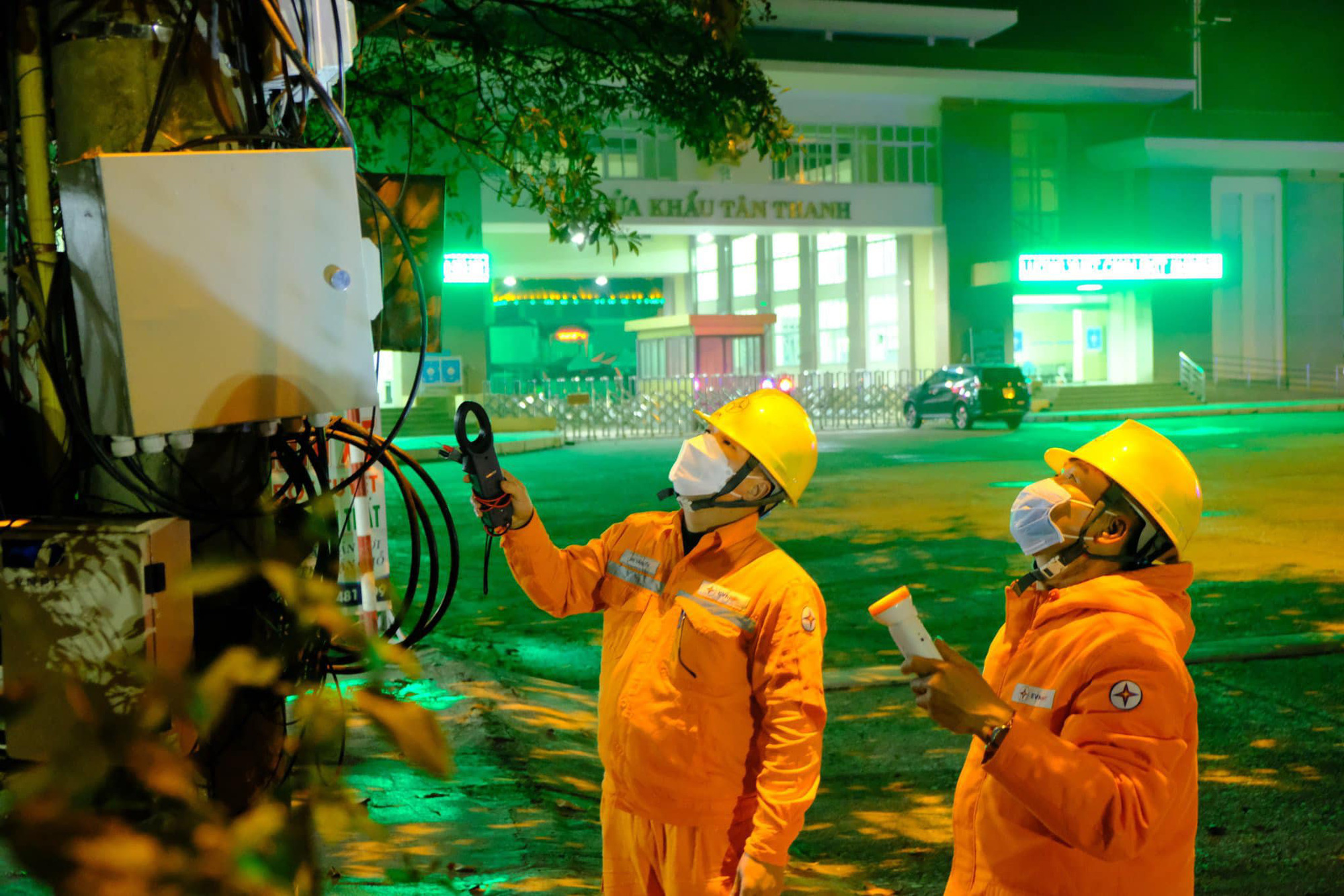 EVN đảm bảo cung cấp điện an toàn, ổn định trong kỳ nghỉ Tết Nguyên đán - Ảnh 1.