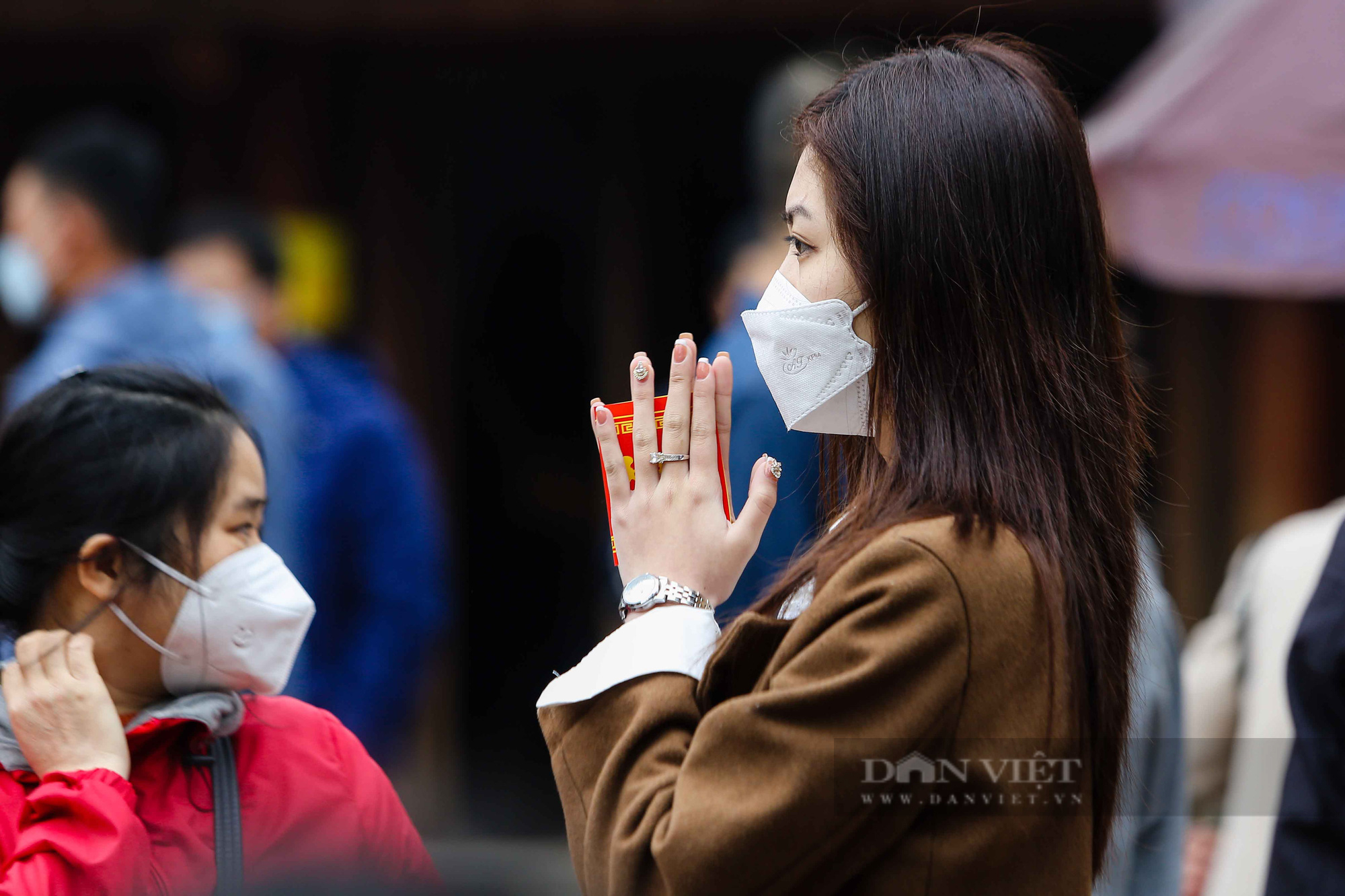Hàng nghìn du khách thập phương tấp nập đến đền Trần du xuân đầu năm mới - Ảnh 6.