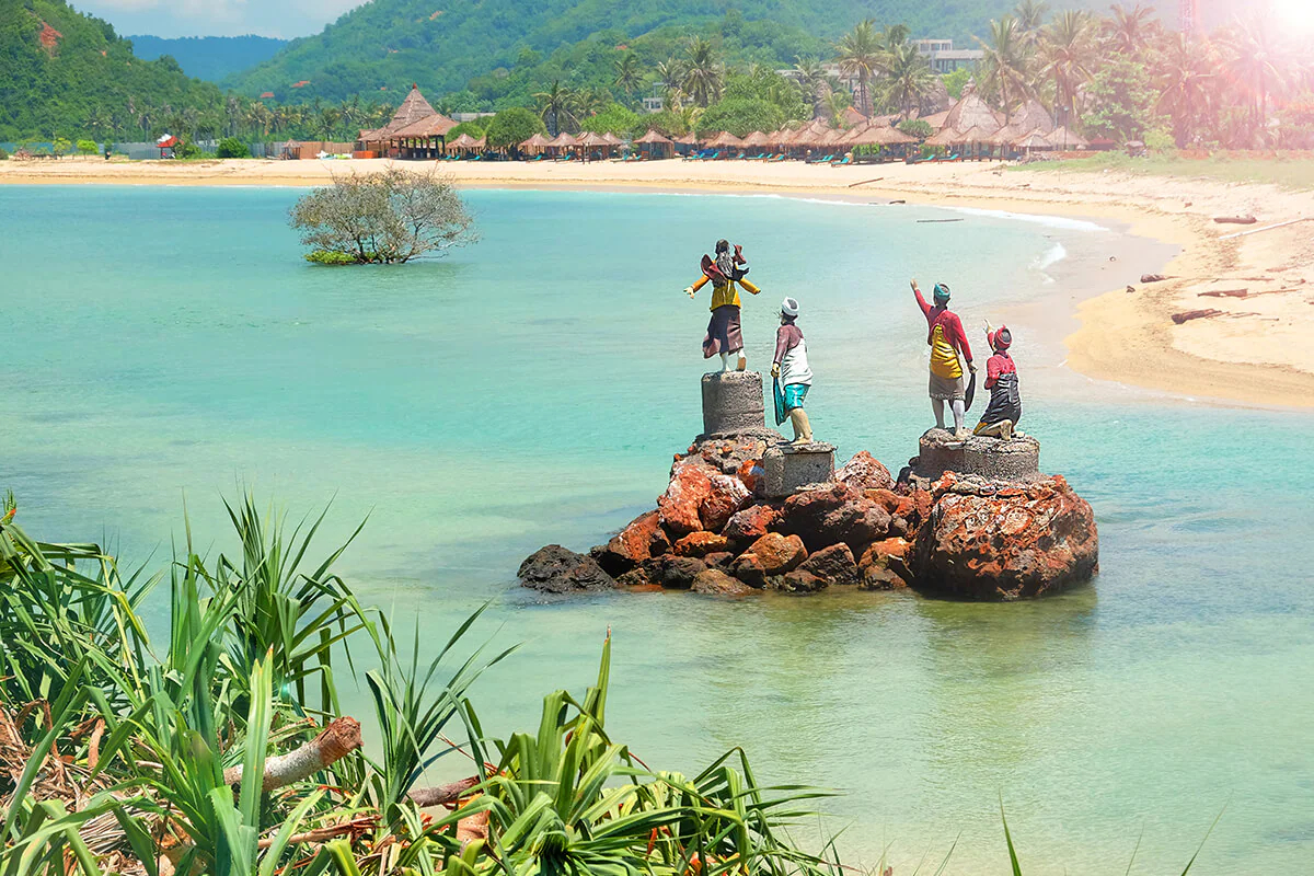 Lạ lùng Bộ tộc Sasak với lễ hội Bau Nyale bắt nguồn từ loài vật này - Ảnh 1.
