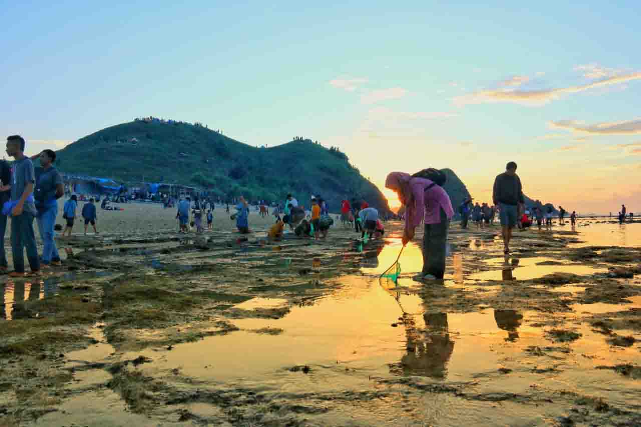 Lạ lùng Bộ tộc Sasak với lễ hội Bau Nyale bắt nguồn từ loài vật này - Ảnh 4.