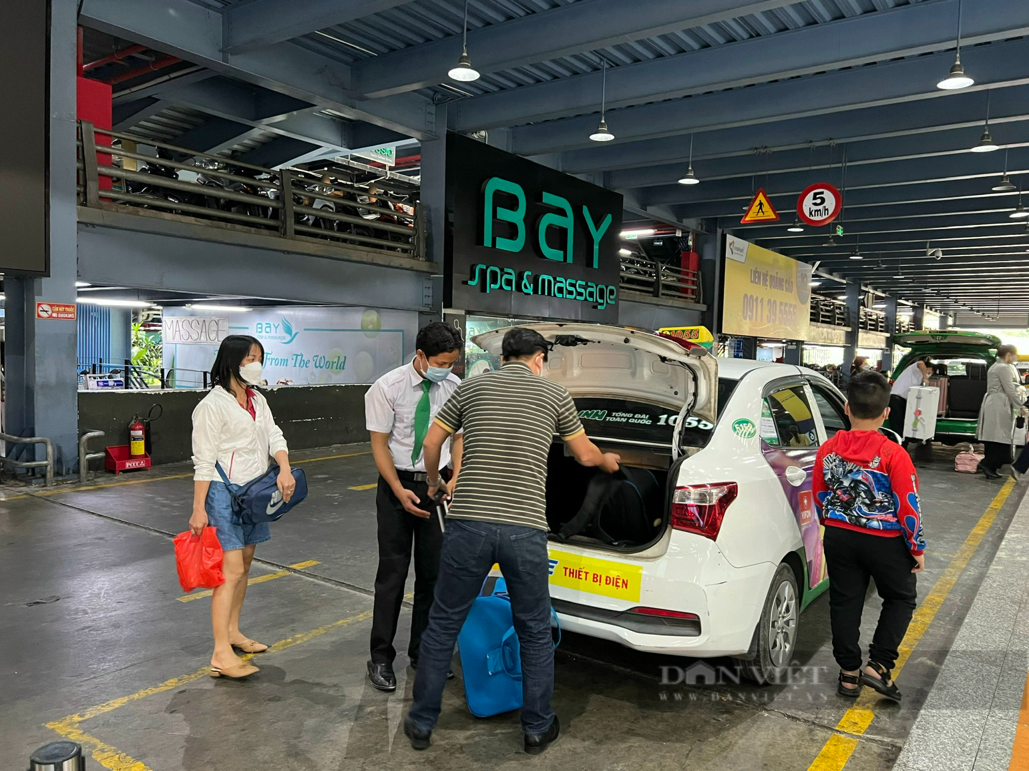 Sân bay Tân Sơn Nhất 'hạ nhiệt', dòng người thong thả rời đi - Ảnh 7.