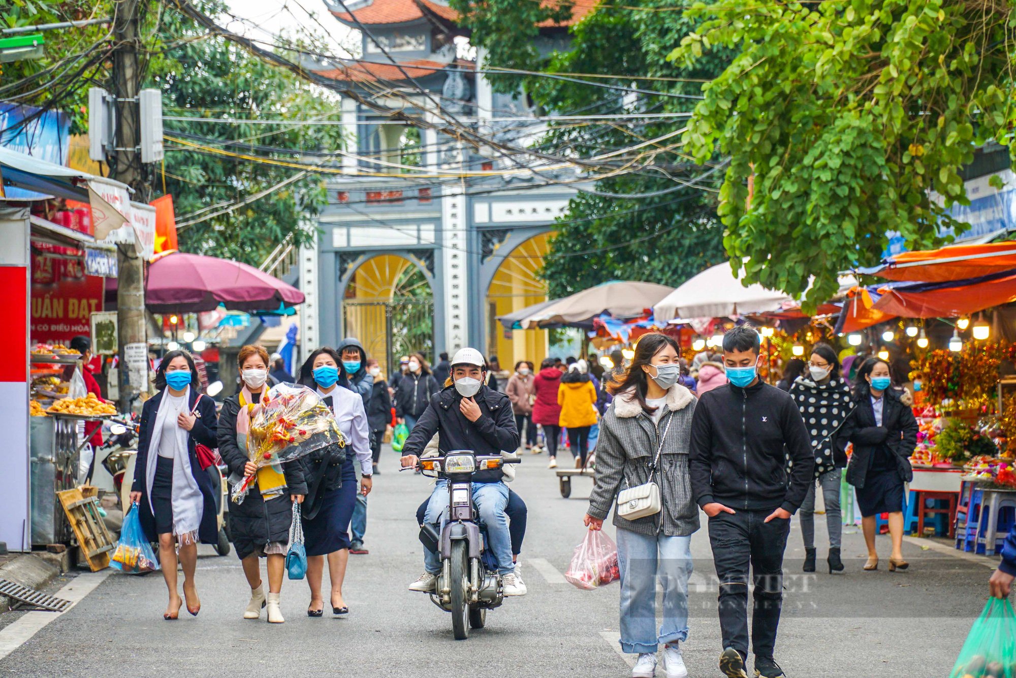 Phủ Tây Hồ nhộn nhịp ngày đầu mở cửa trở lại  - Ảnh 1.