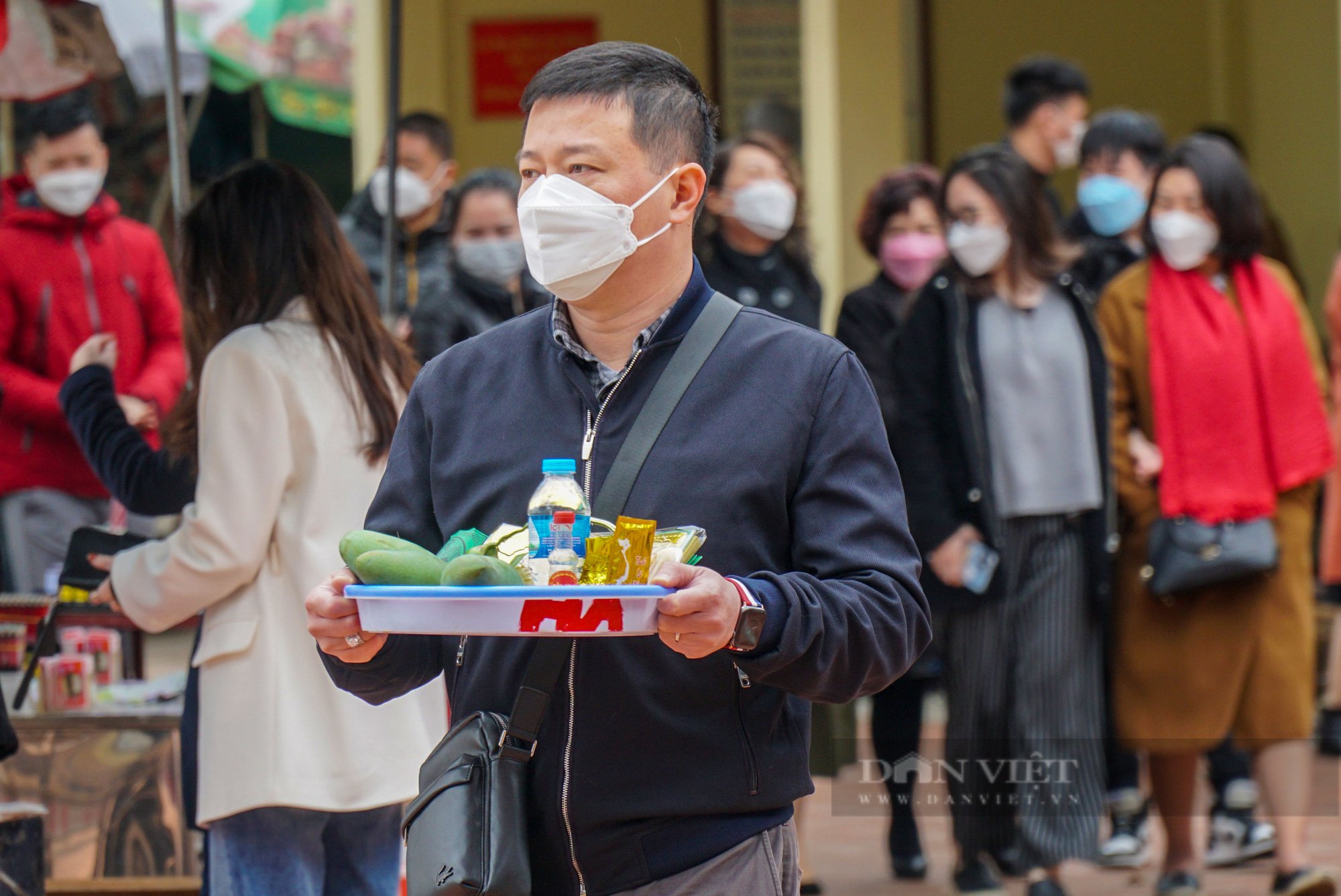 Phủ Tây Hồ nhộn nhịp ngày đầu mở cửa trở lại  - Ảnh 2.