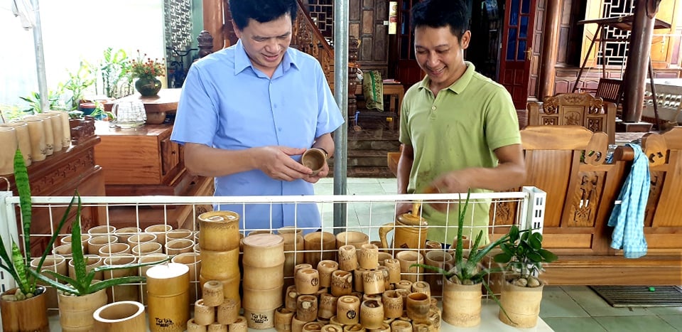 Chàng thành niên dân tộc Thái “hô biến” những thứ xù xì từ tre, thành đồ mỹ nghệ có giá trị kinh tế cao - Ảnh 2.