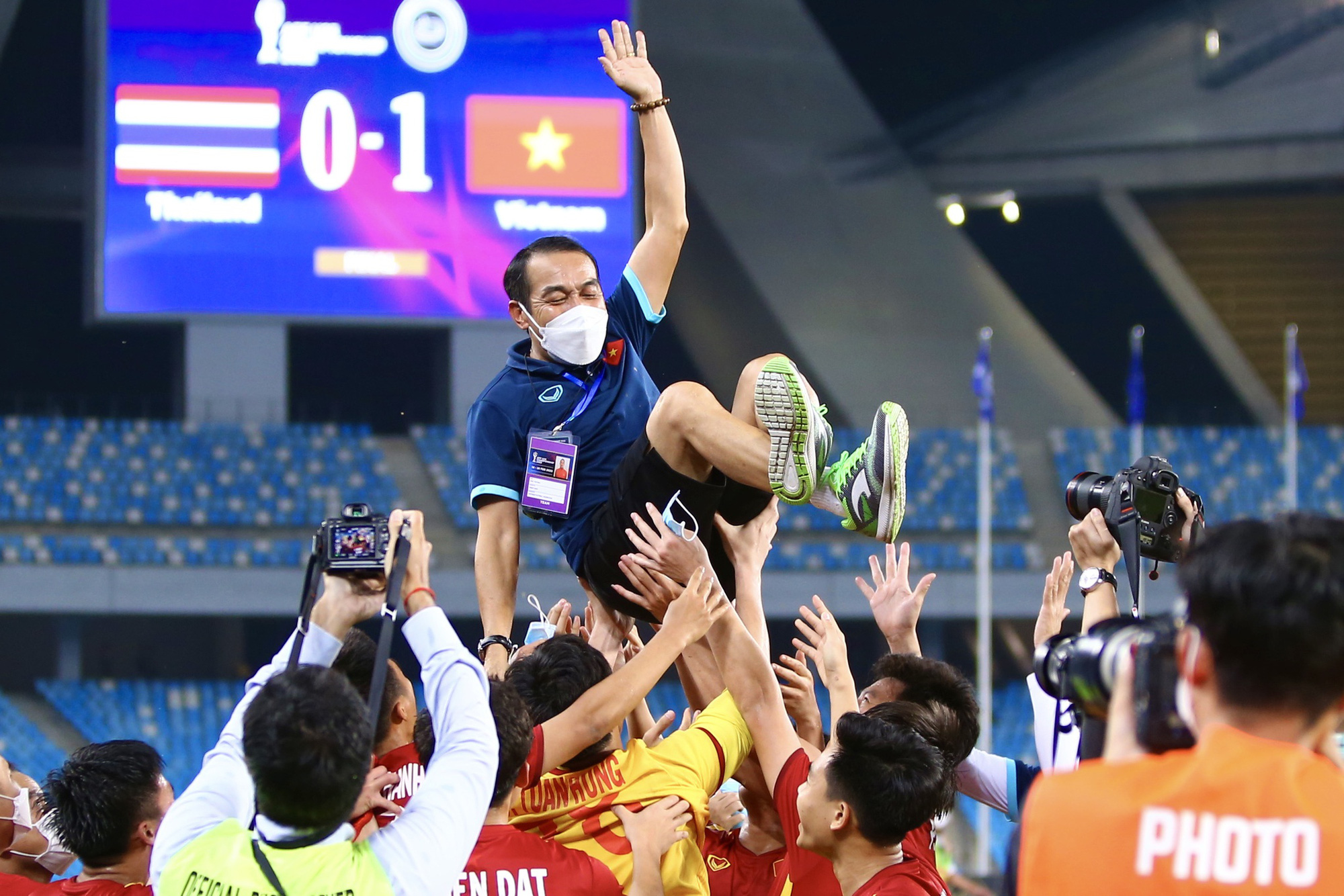 HLV Đinh Thế Nam: &quot;Tôi nhắc các cháu ra sân gắng sức thay phần đồng đội nhiễm Covid-19&quot; - Ảnh 1.