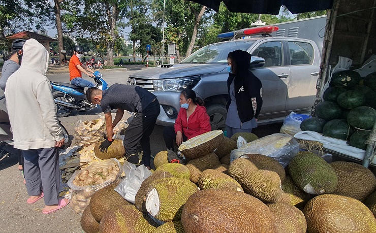 Hoa quả dội chợ rẻ như cho - Ảnh 3.