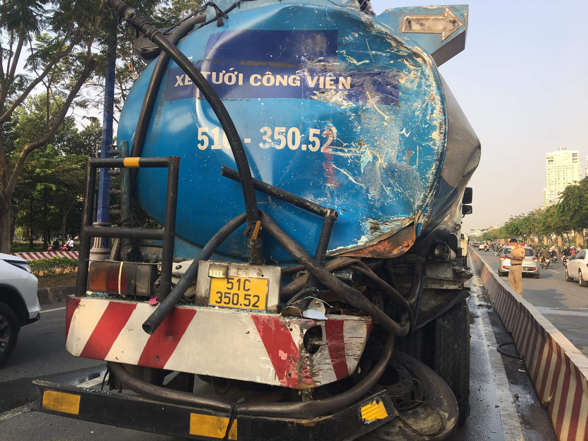 TP.HCM: Tai nạn nghiêm trọng khi xe khách đâm vào đuôi xe bồn, 3 người bị thương - Ảnh 2.