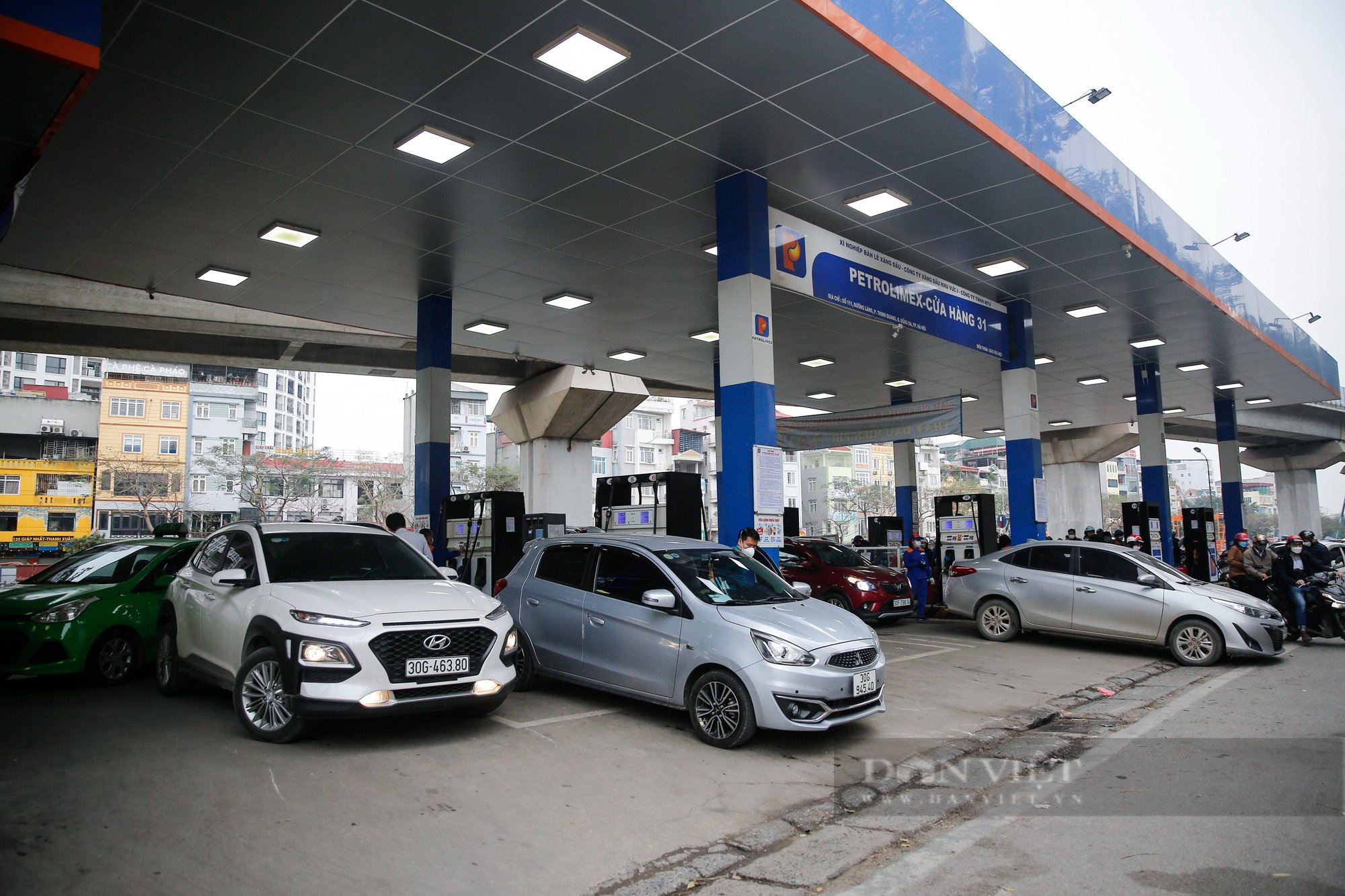 Các cây xăng tại Hà Nội đông nghịt, người dân đi làm muộn vì chờ đổ xăng - Ảnh 1.