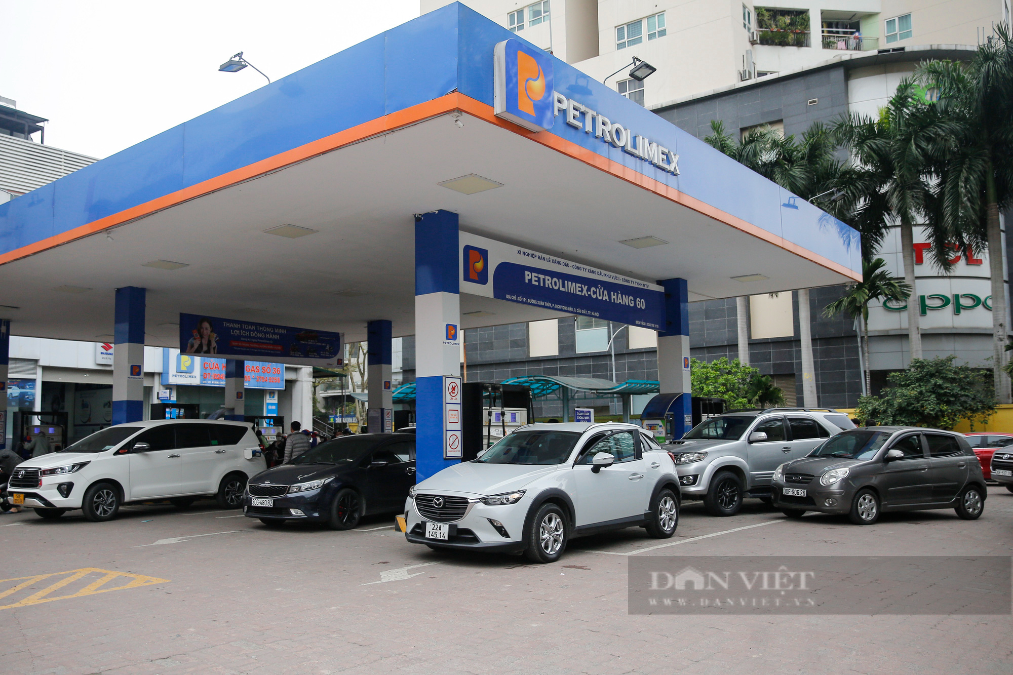 Các cây xăng tại Hà Nội đông nghịt, người dân đi làm muộn vì chờ đổ xăng - Ảnh 9.