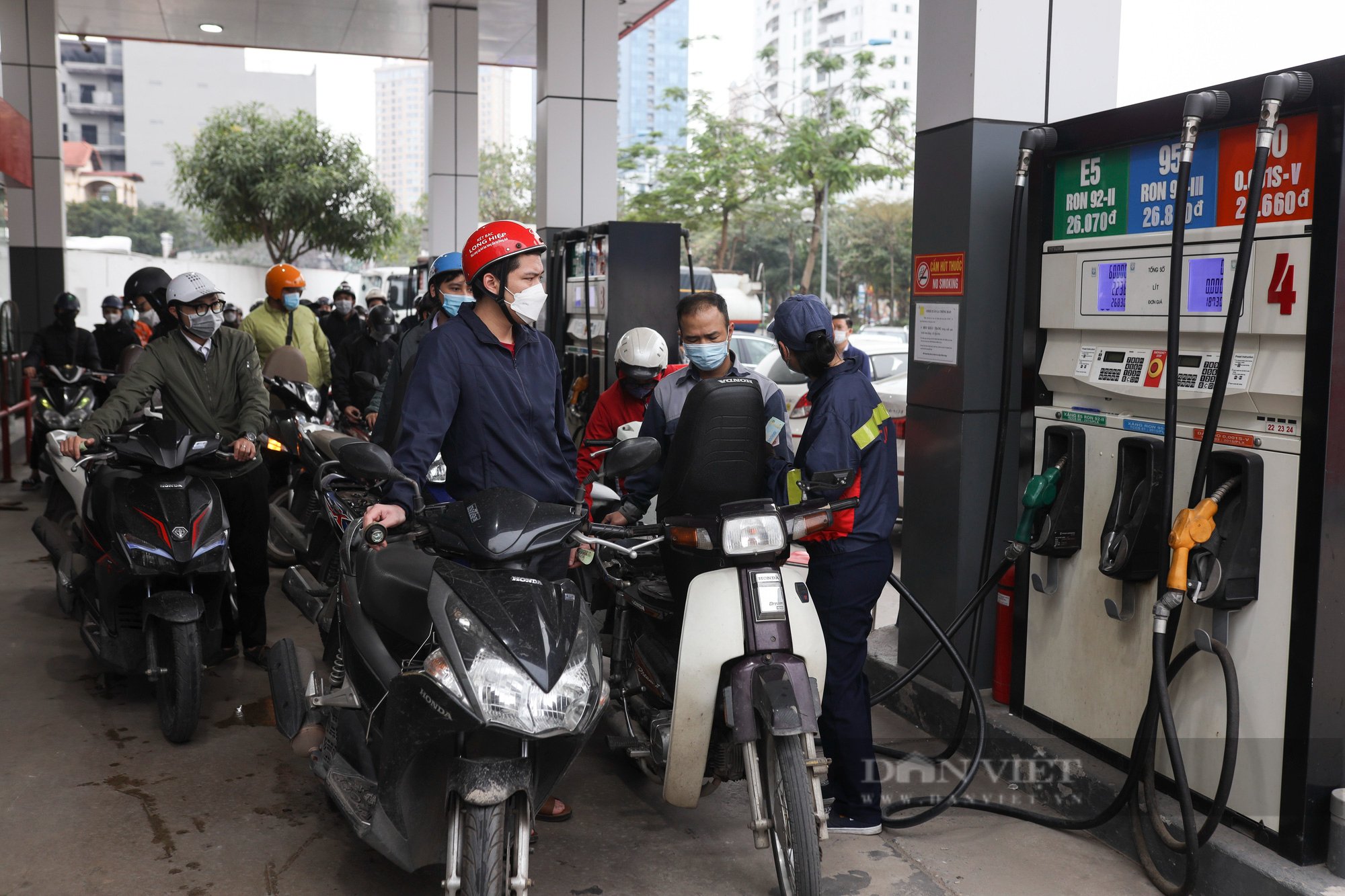 Các cây xăng tại Hà Nội đông nghịt, người dân đi làm muộn vì chờ đổ xăng - Ảnh 11.