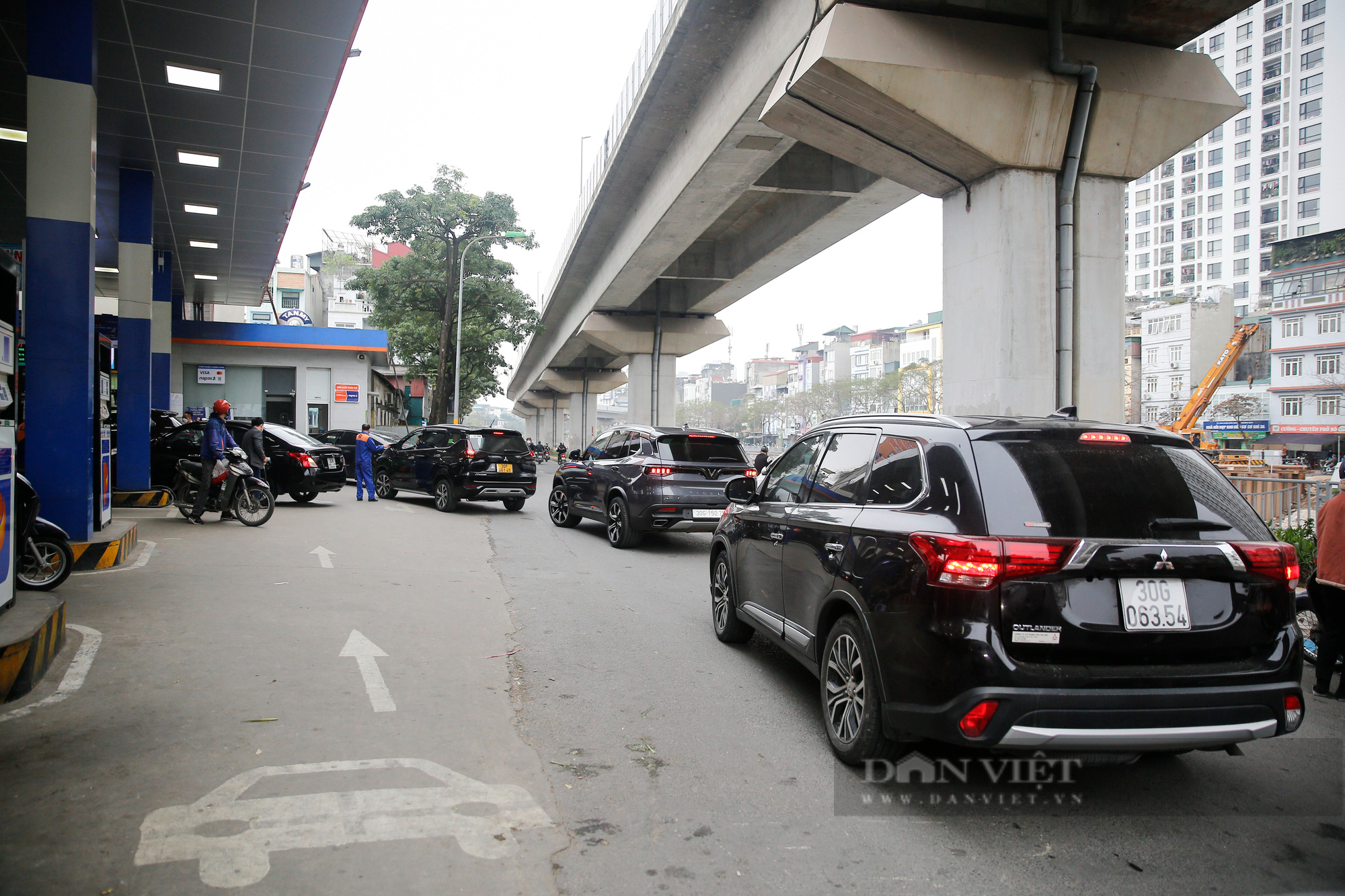 Các cây xăng tại Hà Nội đông nghịt, người dân đi làm muộn vì chờ đổ xăng - Ảnh 6.