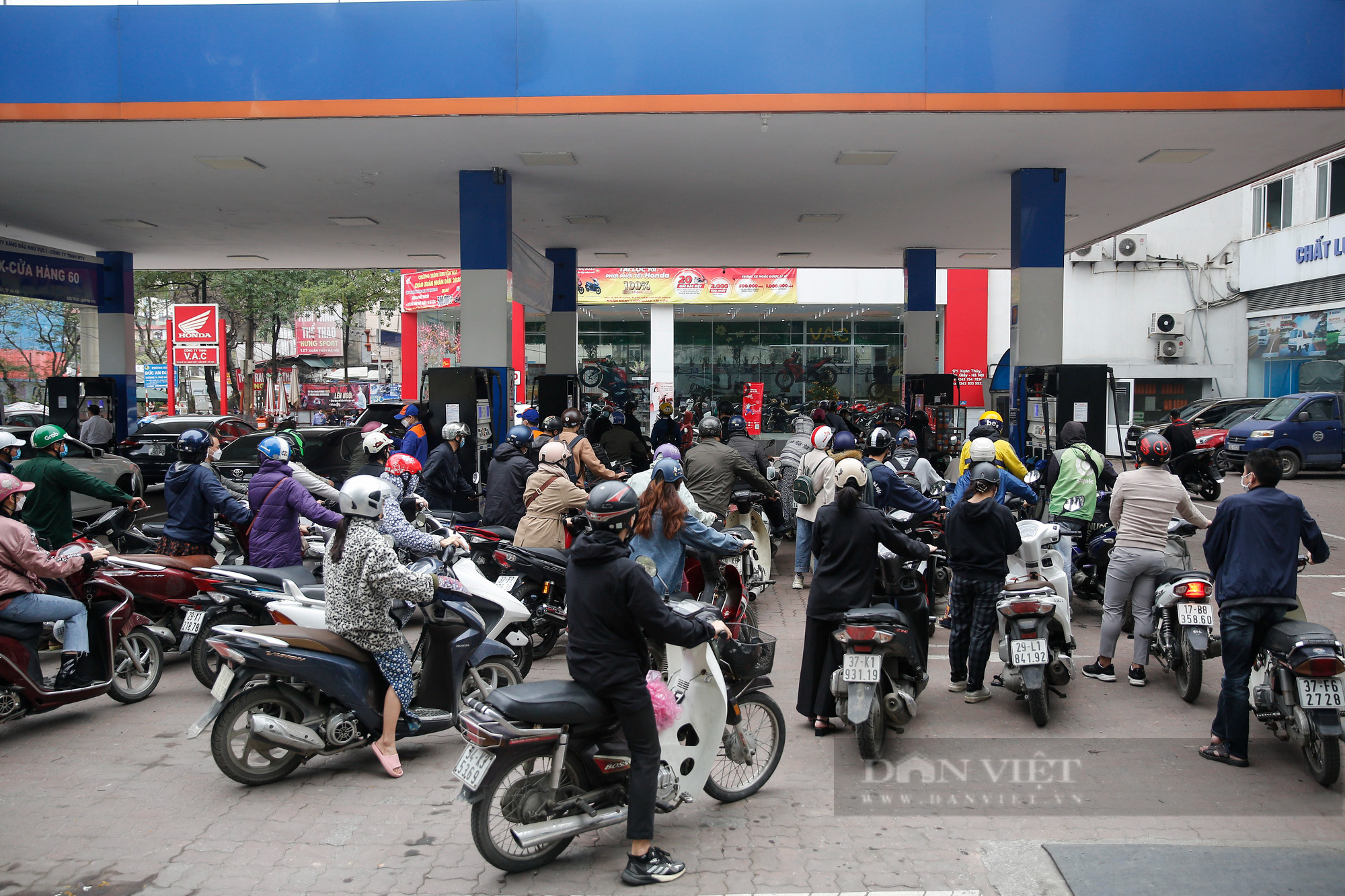 Các cây xăng tại Hà Nội đông nghịt, người dân đi làm muộn vì chờ đổ xăng - Ảnh 7.