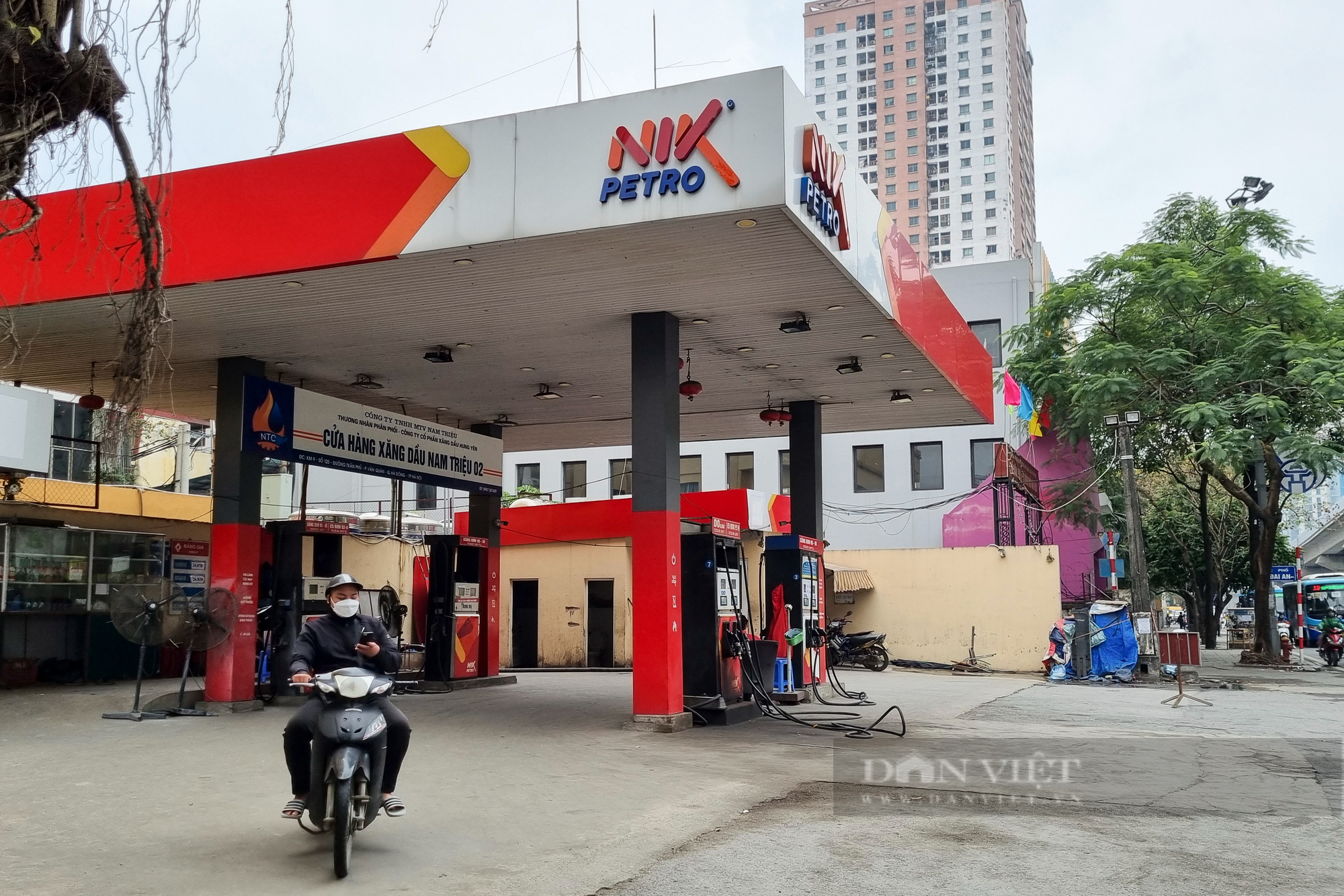 Nhiều cây xăng tại Hà Nội treo biển hết xăng trước giờ điều chỉnh giá  - Ảnh 8.