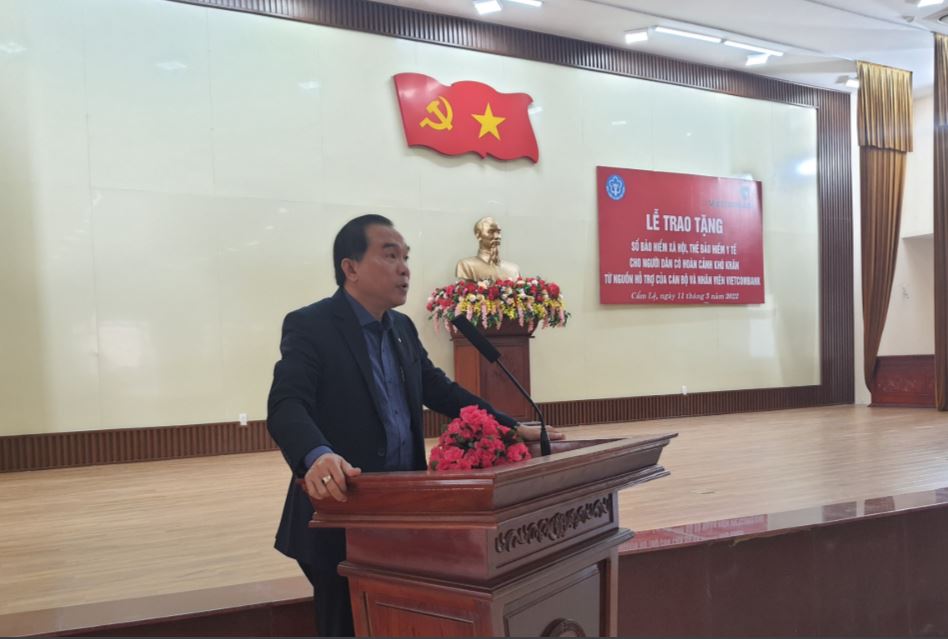 Đà Nẵng tặng sổ bảo hiểm xã hội, thẻ bảo hiểm y tế cho người dân có hoàn cảnh khó khăn - Ảnh 4. Đà Nẵng tặng sổ bảo hiểm xã hội, thẻ bảo hiểm y tế cho người dân có hoàn cảnh khó khăn - Ảnh 4.