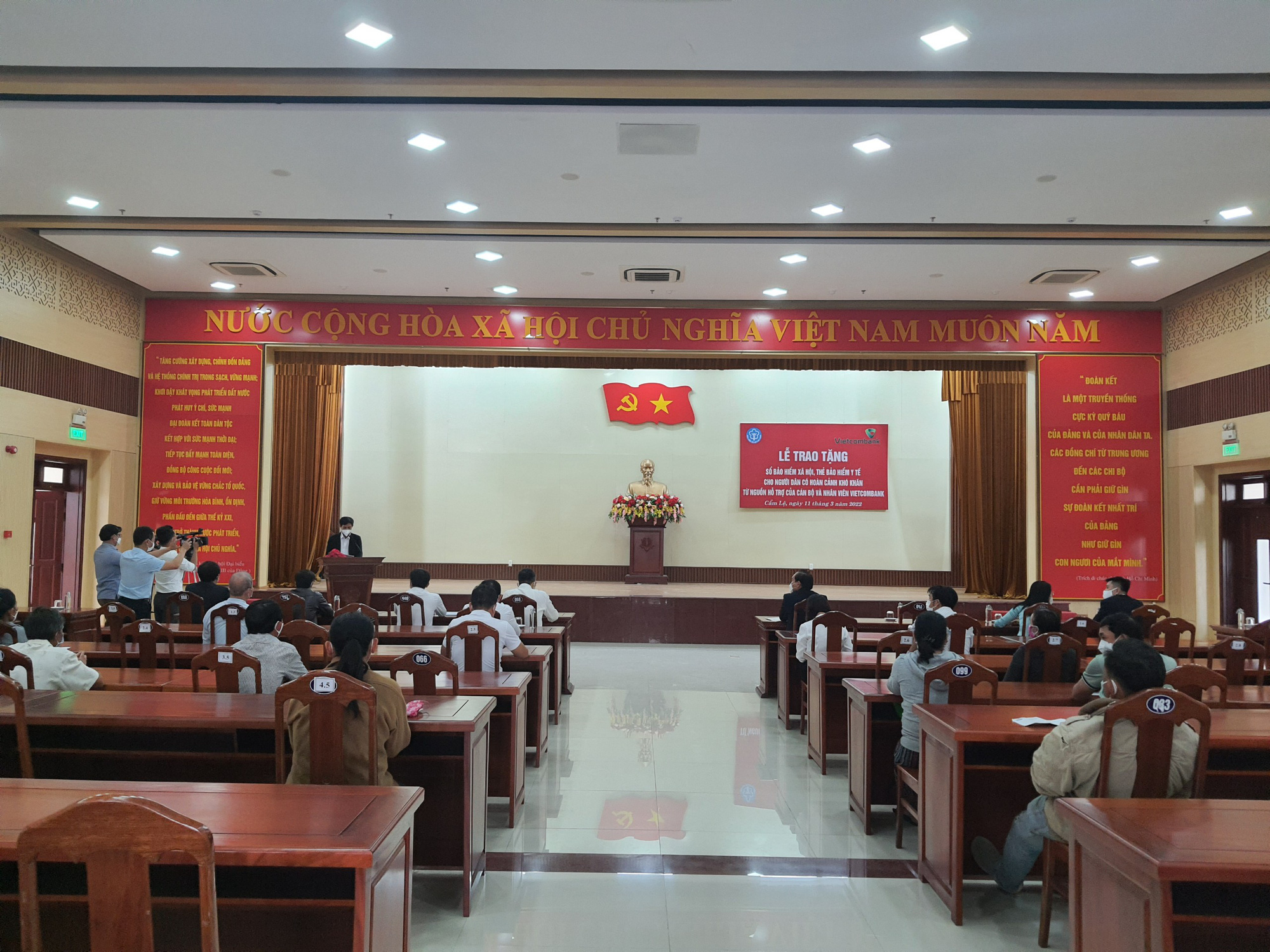 Đà Nẵng tặng sổ bảo hiểm xã hội, thẻ bảo hiểm y tế cho người dân có hoàn cảnh khó khăn - Ảnh 5. Đà Nẵng tặng sổ bảo hiểm xã hội, thẻ bảo hiểm y tế cho người dân có hoàn cảnh khó khăn - Ảnh 5.
