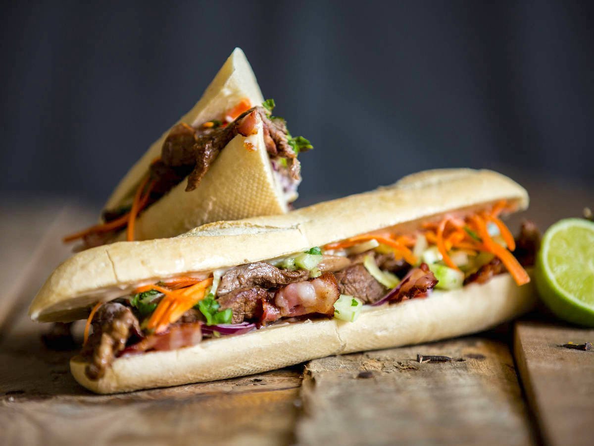 Bánh mì kẹp thịt bò với ngò tươi - Ảnh 1.