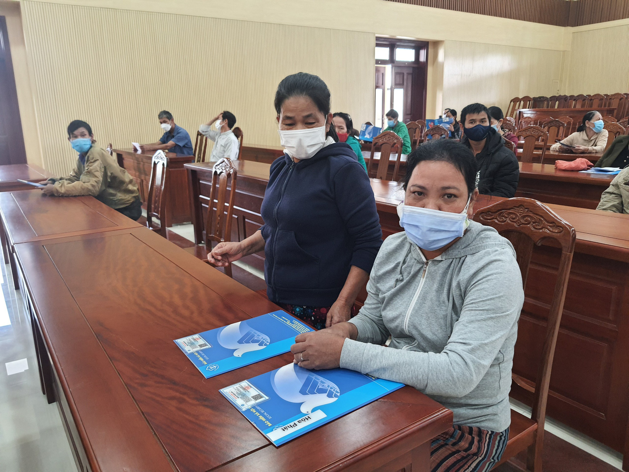 Đà Nẵng tặng sổ bảo hiểm xã hội, thẻ bảo hiểm y tế cho người dân có hoàn cảnh khó khăn - Ảnh 2. Đà Nẵng tặng sổ bảo hiểm xã hội, thẻ bảo hiểm y tế cho người dân có hoàn cảnh khó khăn - Ảnh 2.