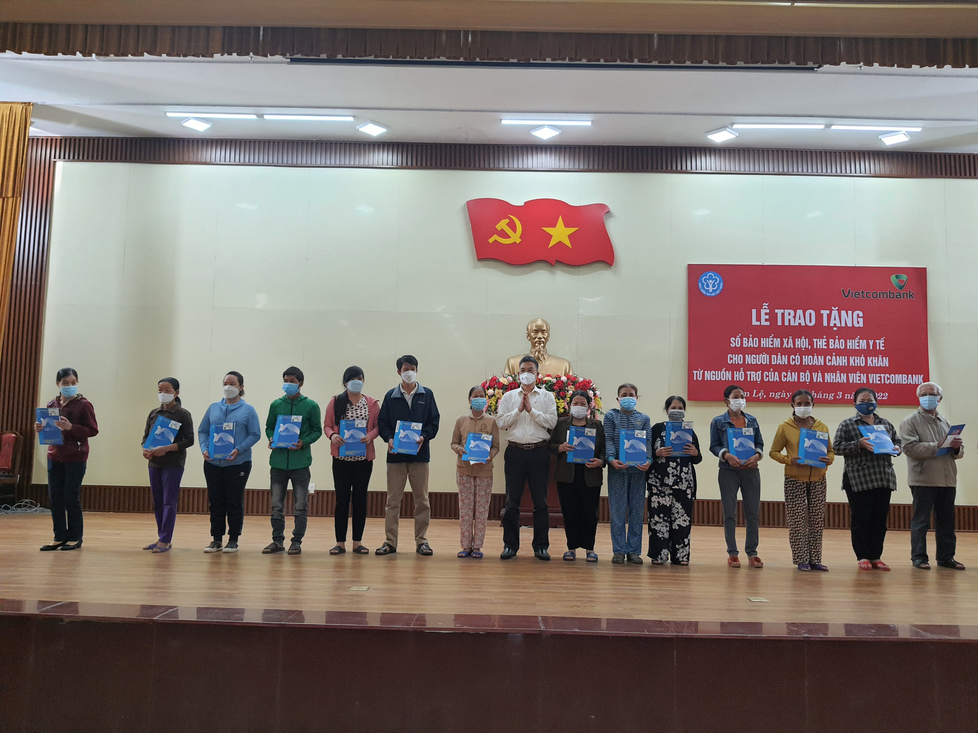Đà Nẵng tặng sổ bảo hiểm xã hội, thẻ bảo hiểm y tế cho người dân có hoàn cảnh khó khăn - Ảnh 1. Đà Nẵng tặng sổ bảo hiểm xã hội, thẻ bảo hiểm y tế cho người dân có hoàn cảnh khó khăn - Ảnh 1.