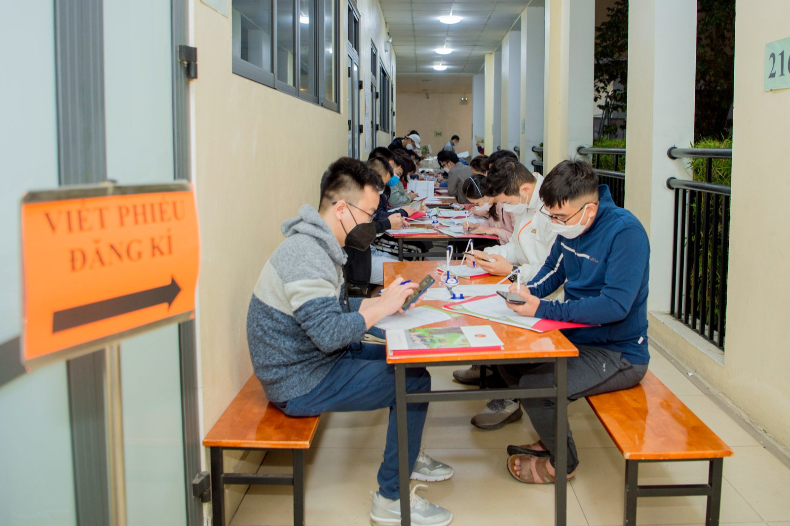 Tuyển sinh lớp 1 năm 2022: Phụ huynh thức trắng đêm, đứng chờ từ 0h để mua hồ sơ - Ảnh 7.