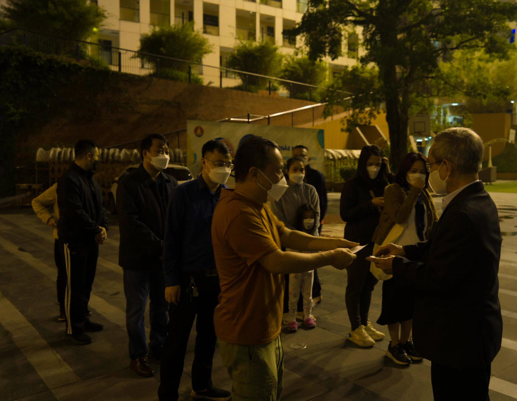 Tuyển sinh lớp 1 năm 2022: Phụ huynh thức trắng đêm, đứng chờ từ 0h để mua hồ sơ - Ảnh 2.