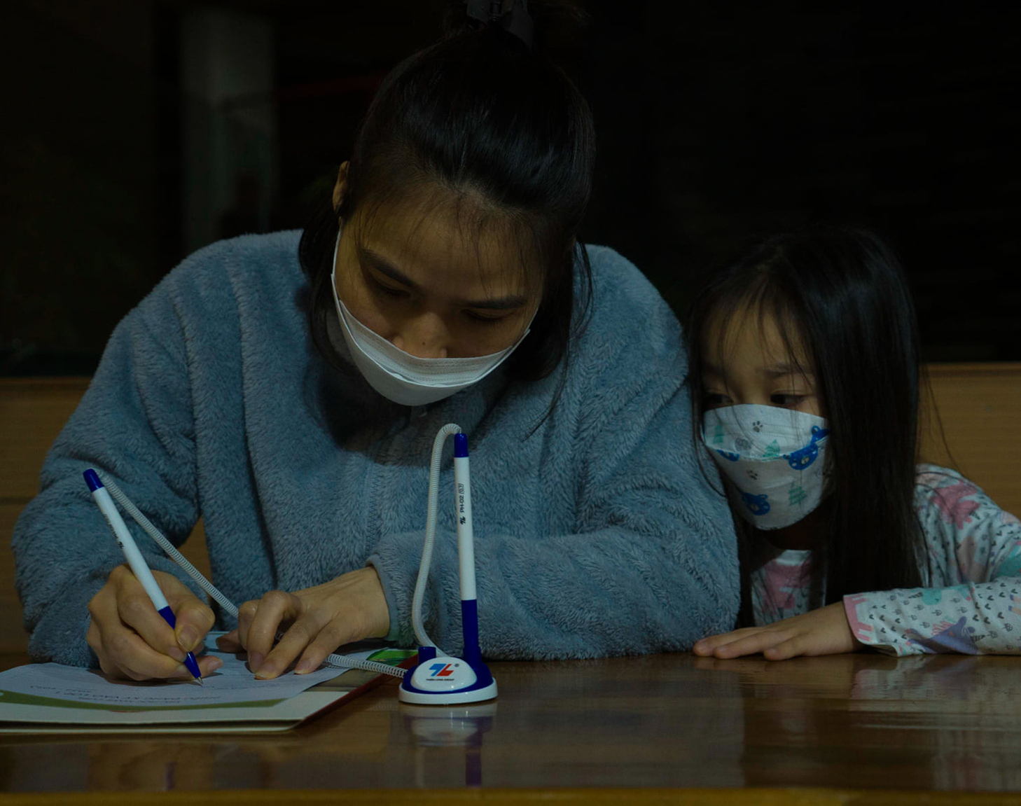 Tuyển sinh lớp 1 năm 2022: Phụ huynh thức trắng đêm, đứng chờ từ 0h để mua hồ sơ - Ảnh 5.