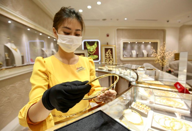 Giá vàng trụ vững trên đỉnh sau một tuần tăng giảm thất thường - Ảnh 2.