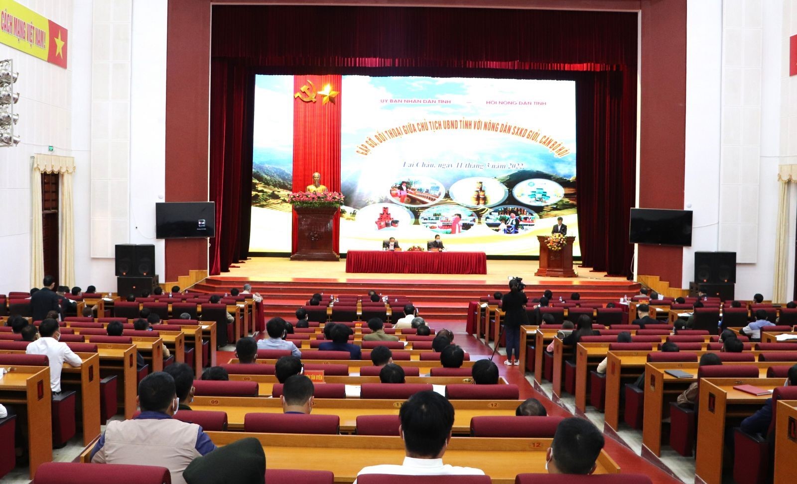 Đối thoại trực tiếp với 200 hội viên nông dân, Chủ tịch UBND tỉnh Lai Châu &quot;bày cách&quot; bán được chè, mật ong... - Ảnh 2.