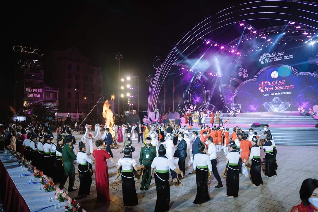 Điện Biên: Du khách Sài Gòn thích thú với đường bay thẳng, tham dự lễ hội Hoa ban - Ảnh 4. Điện Biên: Du khách Sài Gòn thích thú với đường bay thẳng, tham dự lễ hội Hoa ban - Ảnh 4.