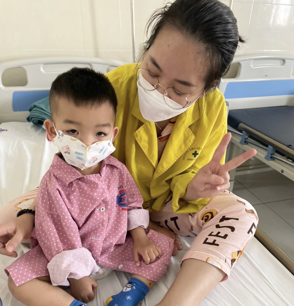 Bé 21 tháng tuổi mang bệnh hiếm, &quot;vết bớt&quot; không lồ, đen kịt che kín gáy - Ảnh 3.