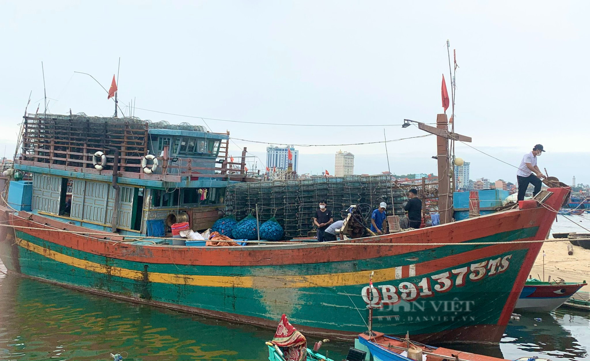 Quảng Bình: Ngư dân gác thuyền nằm bờ vì giá xăng dầu tăng cao - Ảnh 3.