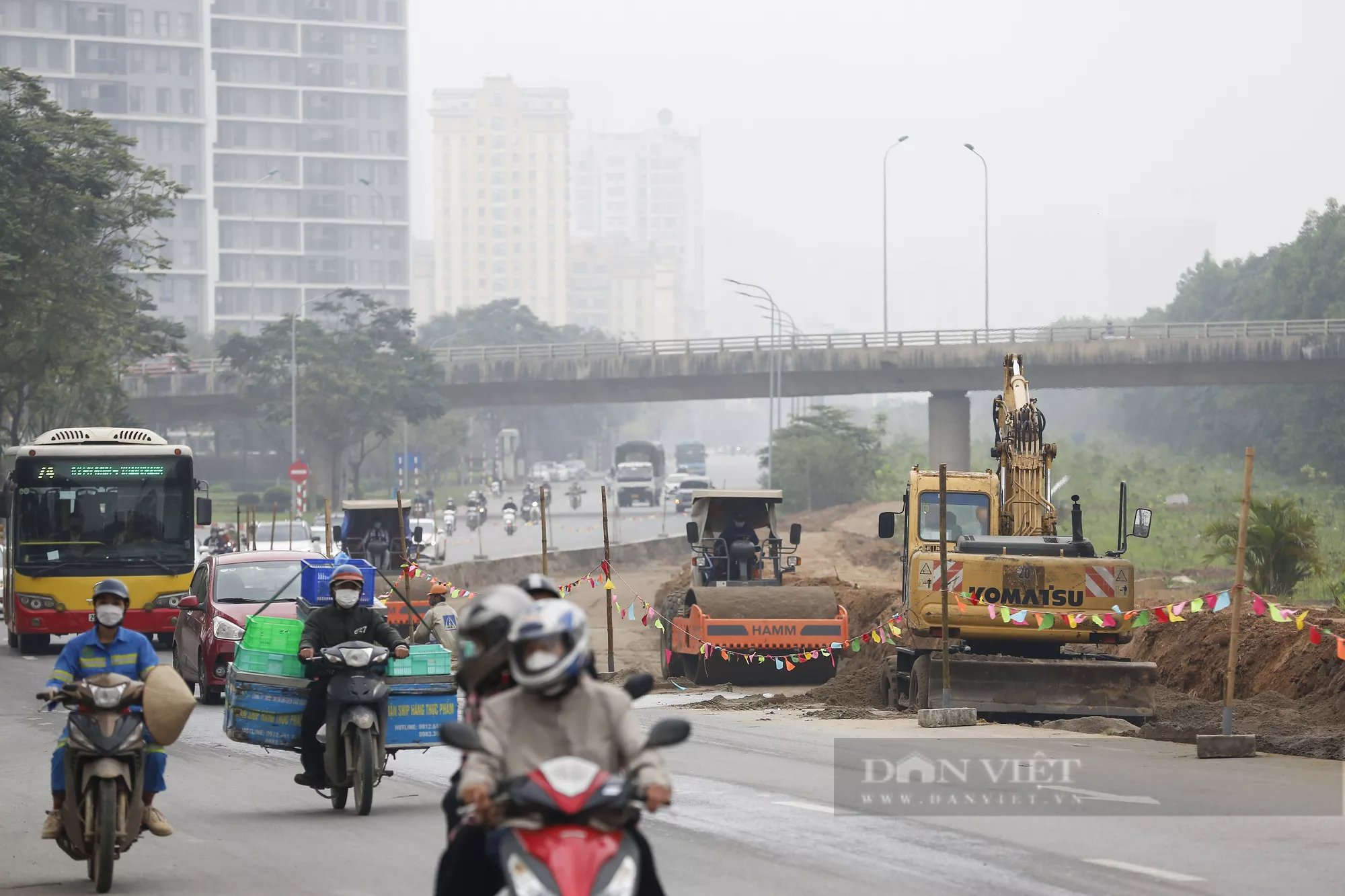 &quot;Thần tốc&quot; thi công mở rộng đường gom Đại lộ Thăng Long để chống ngập và giảm ùn tắc - Ảnh 2.