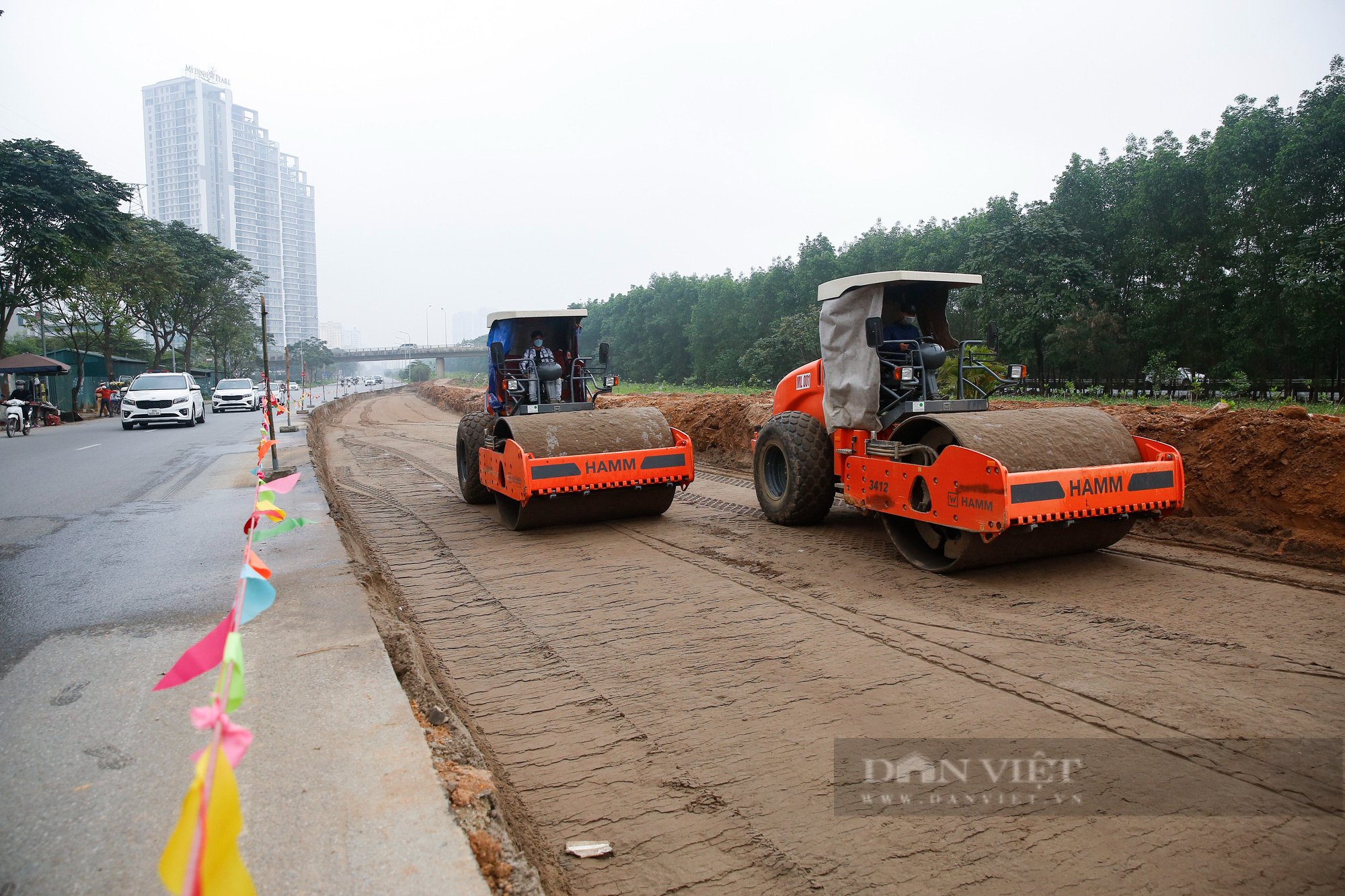 &quot;Thần tốc&quot; thi công mở rộng đường gom Đại lộ Thăng Long để chống ngập và giảm ùn tắc - Ảnh 1.