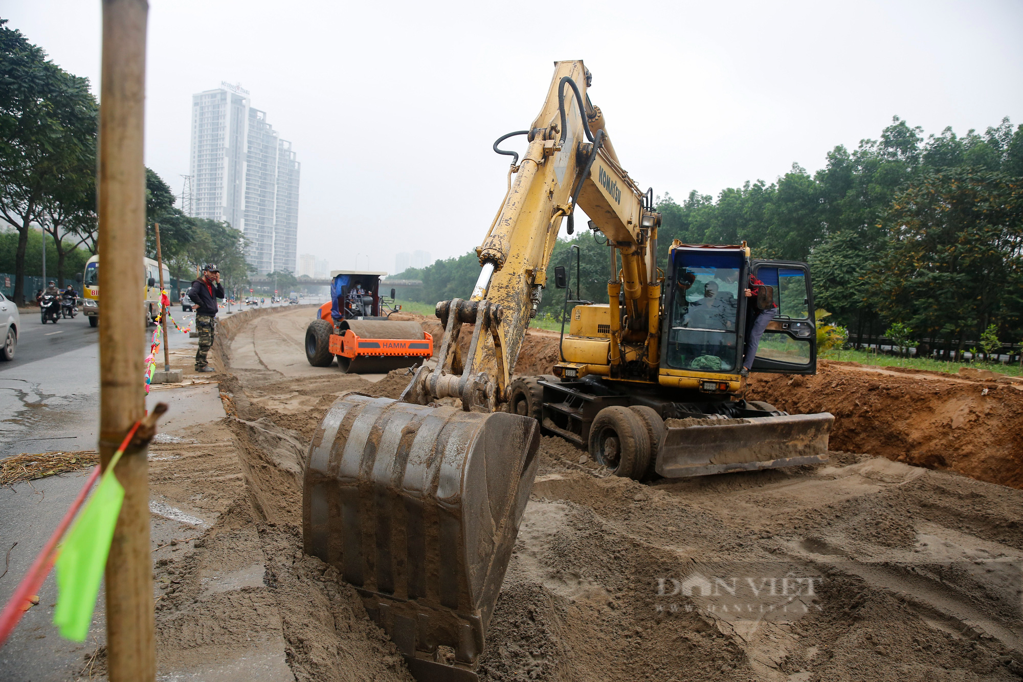 &quot;Thần tốc&quot; thi công mở rộng đường gom Đại lộ Thăng Long để chống ngập và giảm ùn tắc - Ảnh 3.