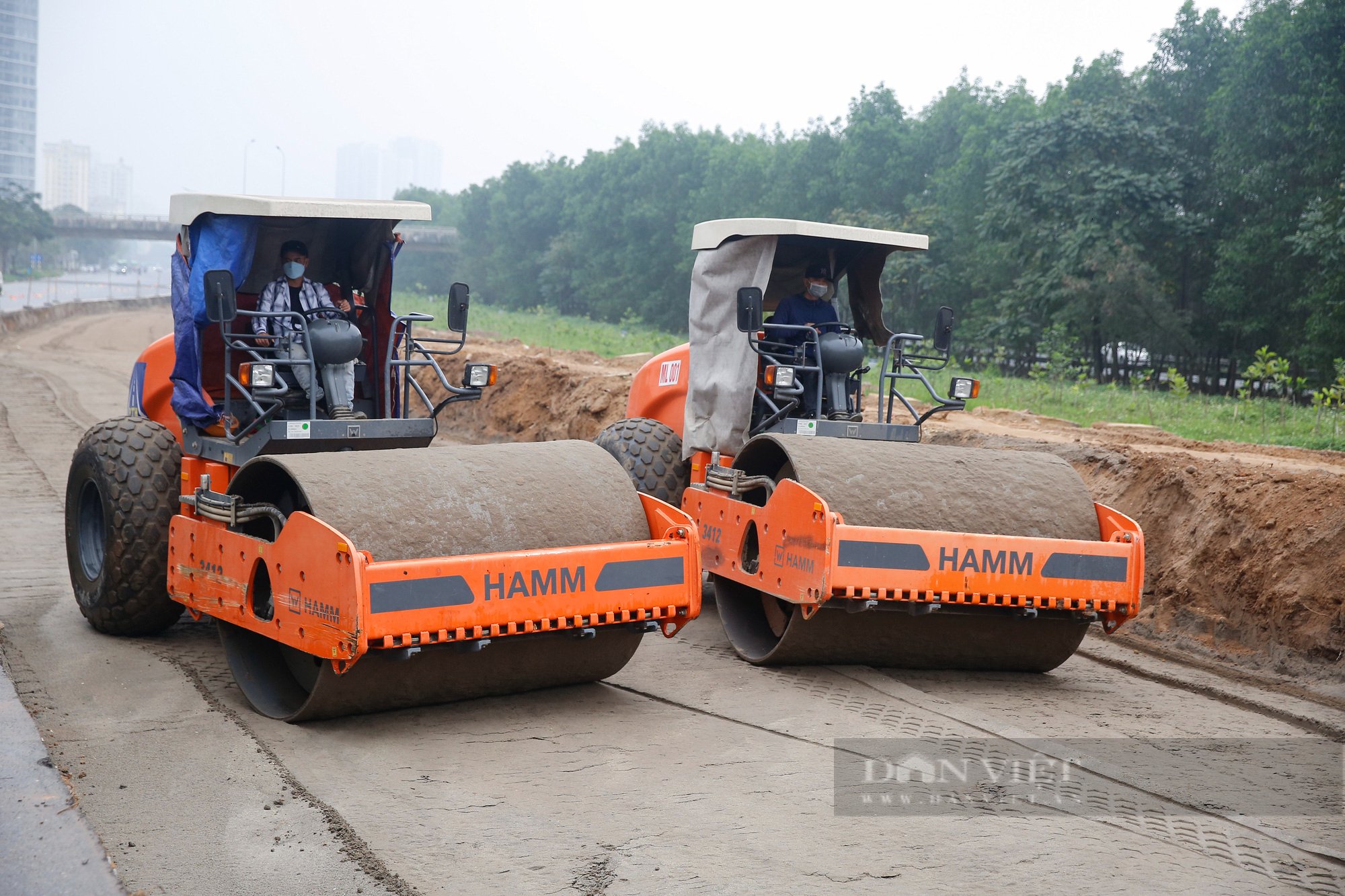 &quot;Thần tốc&quot; thi công mở rộng đường gom Đại lộ Thăng Long để chống ngập và giảm ùn tắc - Ảnh 4.