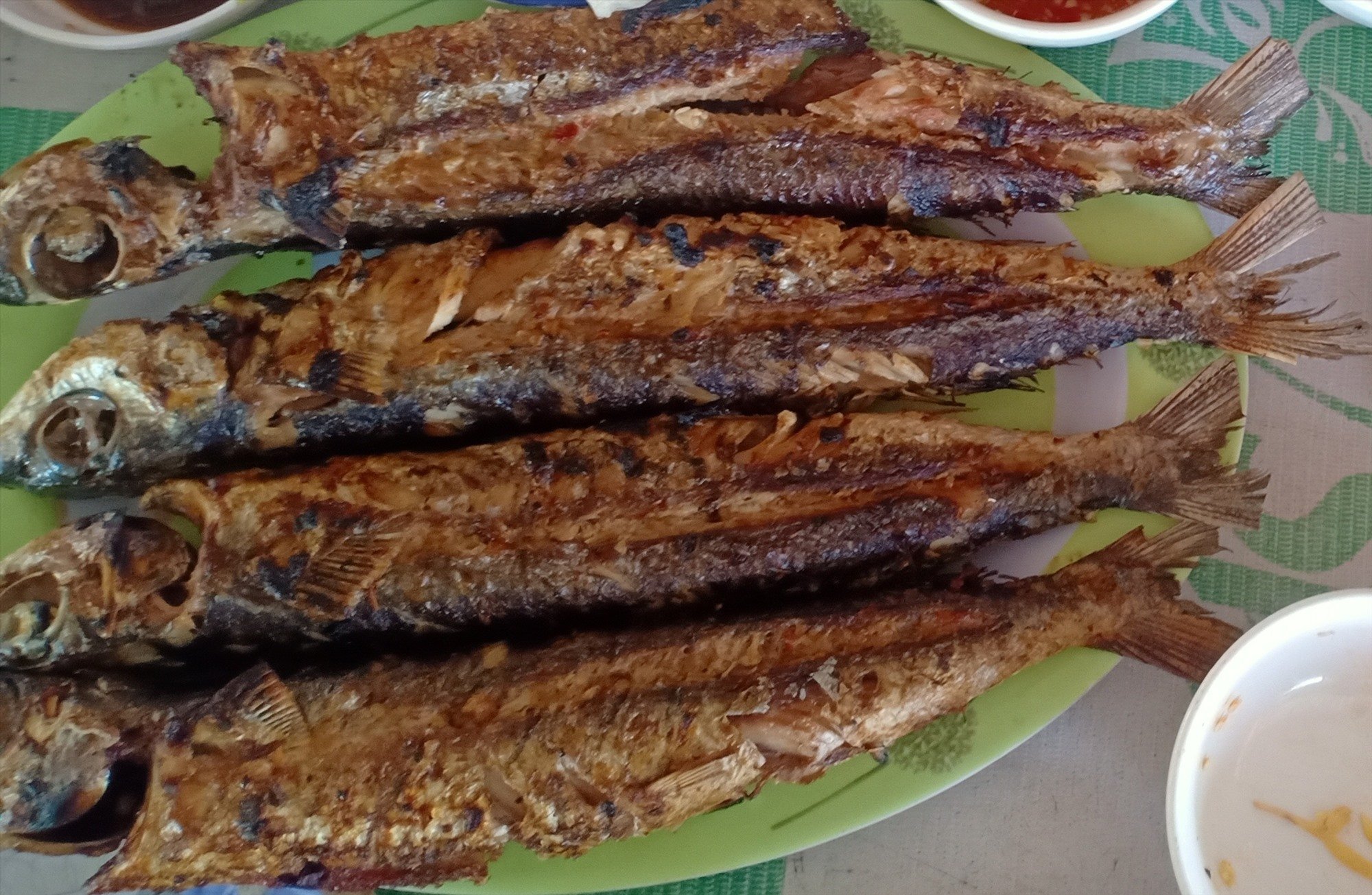 Muốn ăn cá chuồn nướng, đi thư thả dưới rặng dừa xanh, ra ngồi ghềnh đá Bàn Than thì đến đâu ở Quảng Nam? - Ảnh 3.