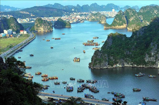 Khám phá vịnh Hạ Long - Kỳ quan du lịch thiên nhiên thế giới - Ảnh 1.