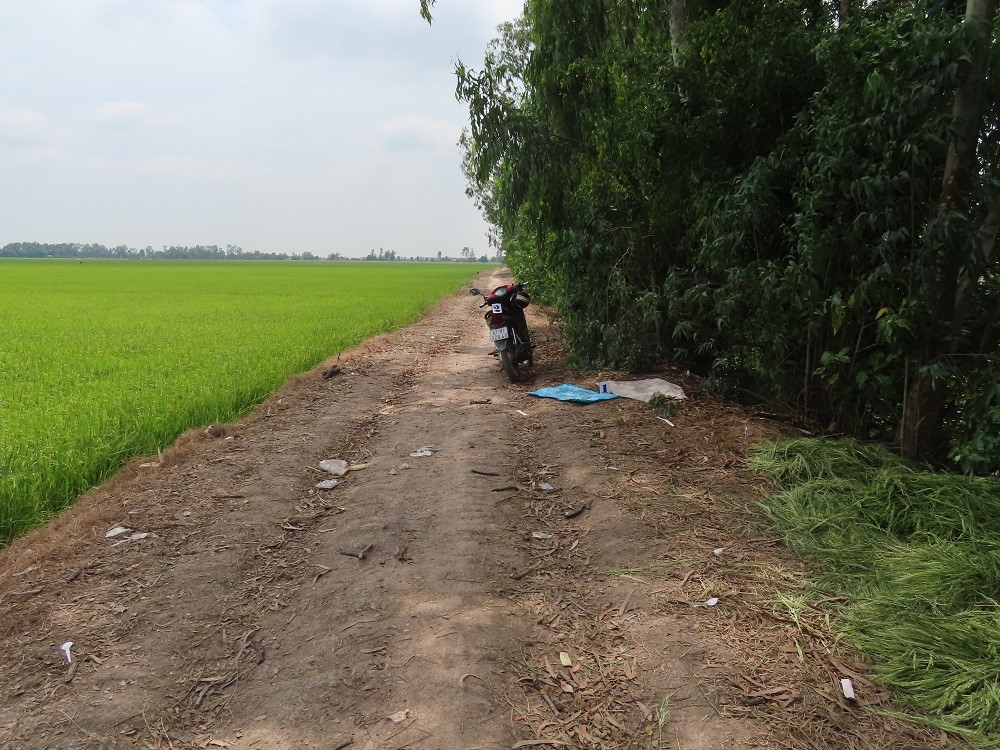 Bắt giam bị can hiếp dâm con gái của bạn giữa đồng vắng - Ảnh 2.