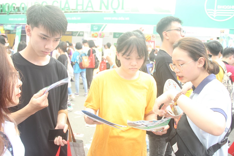 Tuyển sinh 2022: Chọn ngành, chọn trường giữa “bão” thông tin - Ảnh 2.