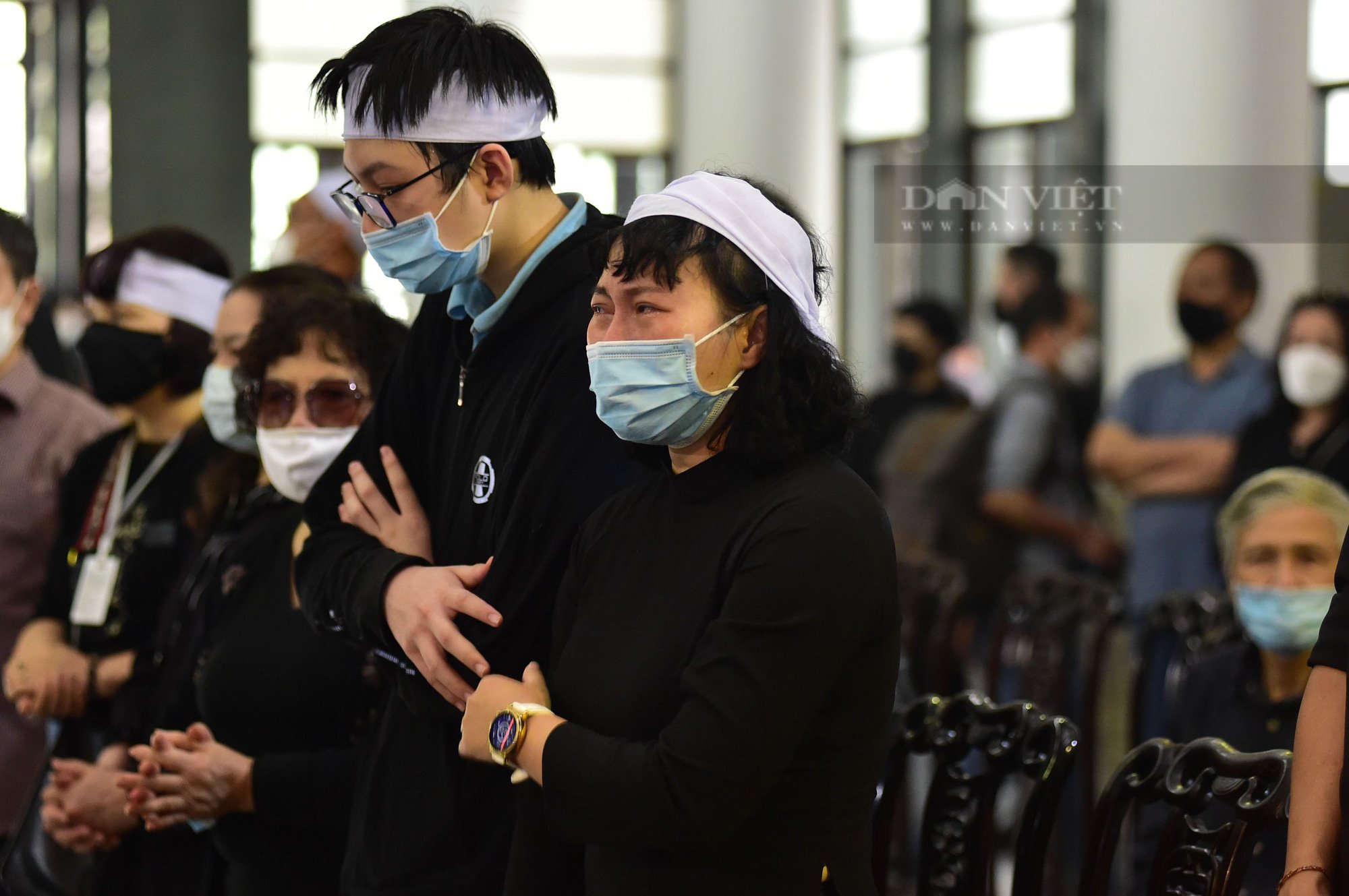 Tang lễ nhạc sĩ Ngọc Châu: Mẹ Vũ Dậu không thể đến tiễn đưa, em gái Khánh Linh khóc nghẹn - Ảnh 4.