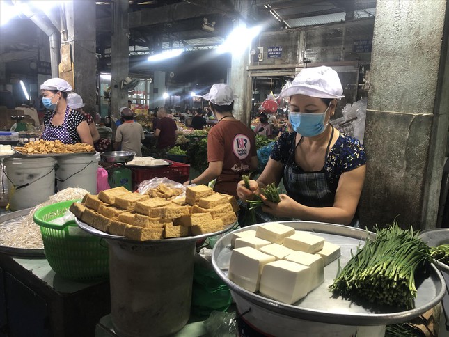 Hàng hóa tại TP.HCM lập đỉnh giá mới - Ảnh 1.