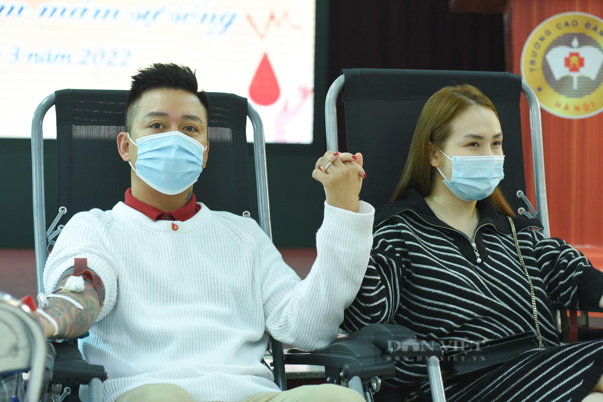 Cầu thủ Quang Hải, Văn Hậu, ca sĩ Tuấn Hưng thào hứng tham gia, kêu gọi hiến máu - Ảnh 8.