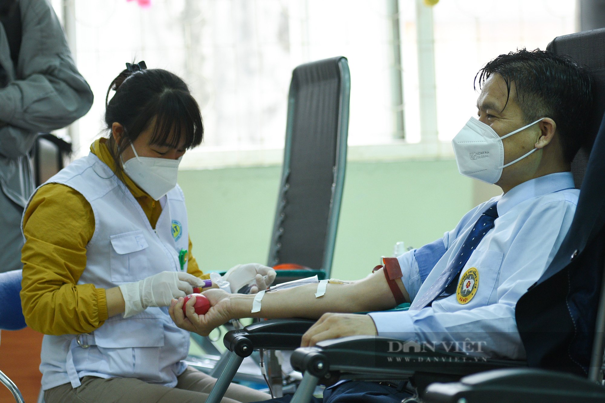 Cầu thủ Quang Hải, Văn Hậu, ca sĩ Tuấn Hưng thào hứng tham gia, kêu gọi hiến máu - Ảnh 10.