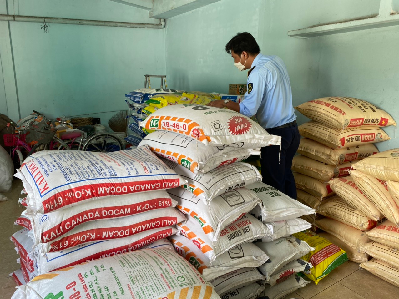 Lại phát hiện hàng loạt vi phạm về kinh doanh phân bón, thuốc bảo vệ thực vật tại Tiền Giang - Ảnh 1. Lại phát hiện hàng loạt vi phạm về kinh doanh phân bón, thuốc bảo vệ thực vật tại Tiền Giang - Ảnh 1.
