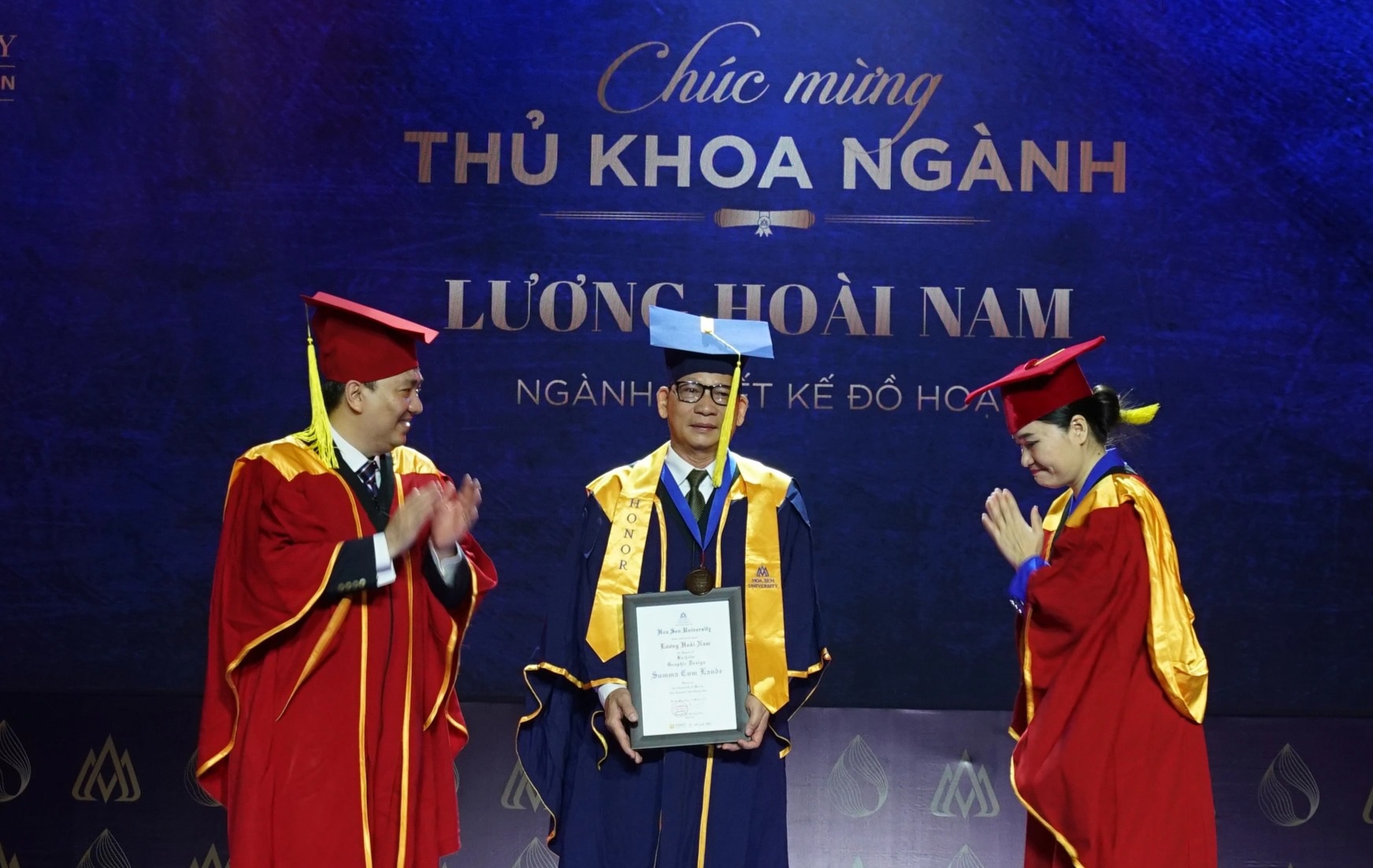 Bố 63 tuổi mặc áo cử nhân, nhận bằng thủ khoa thay con - Ảnh 2.