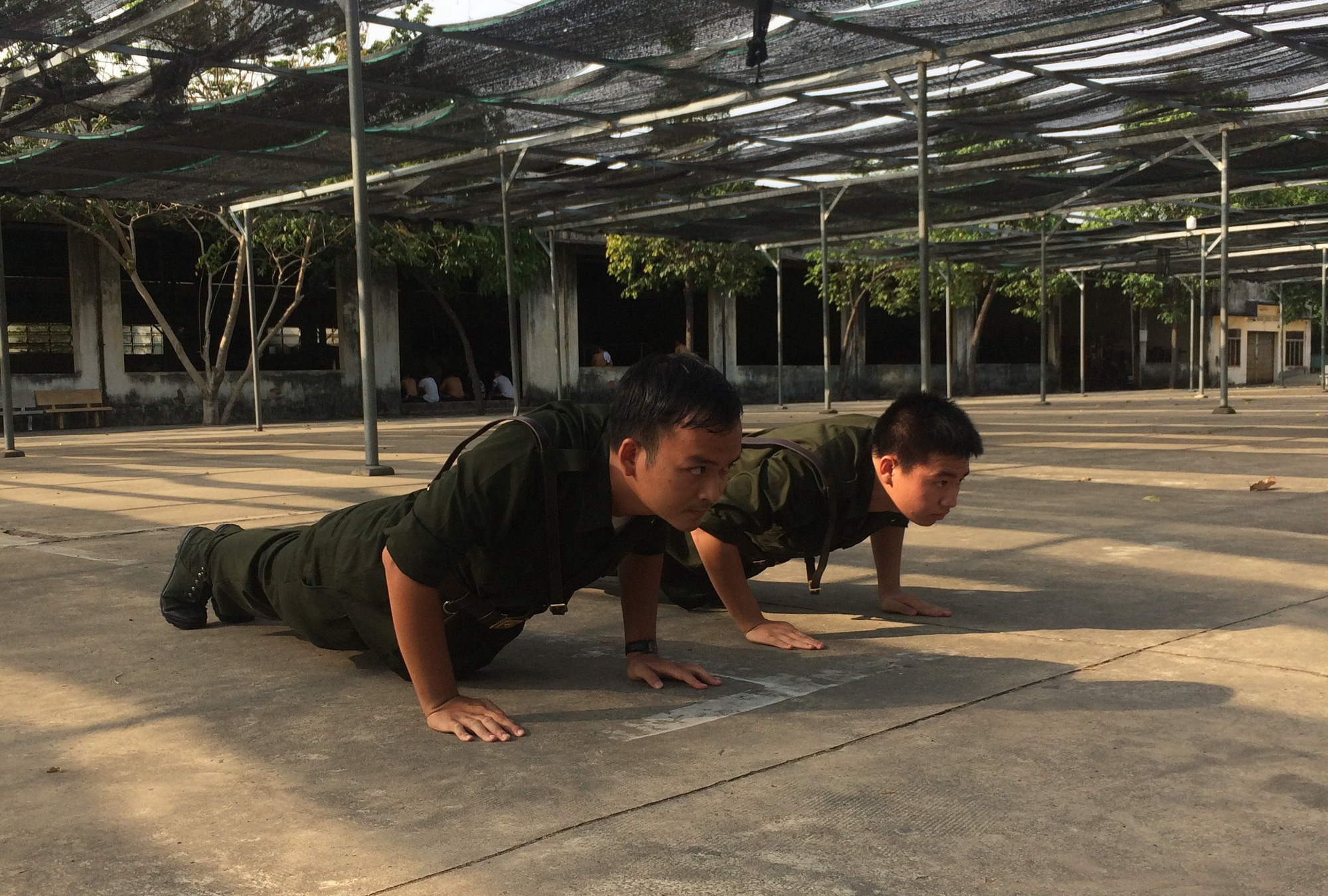 Bố 63 tuổi mặc áo cử nhân, nhận bằng thủ khoa thay con - Ảnh 3.