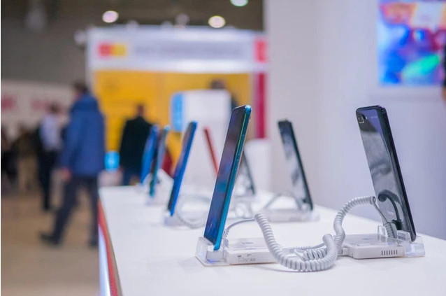 Smartphone Trung Quốc bán chạy khi người dân Nga đổ xô đi mua - Ảnh 1.