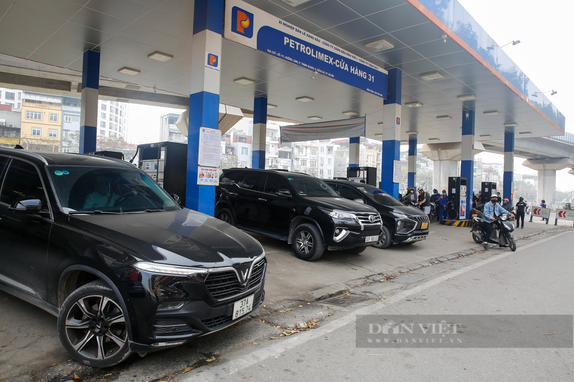 Người Hà Nội thờ ơ trước việc giá xăng giảm nhỏ giọt hơn 600 đồng/lít - Ảnh 1.