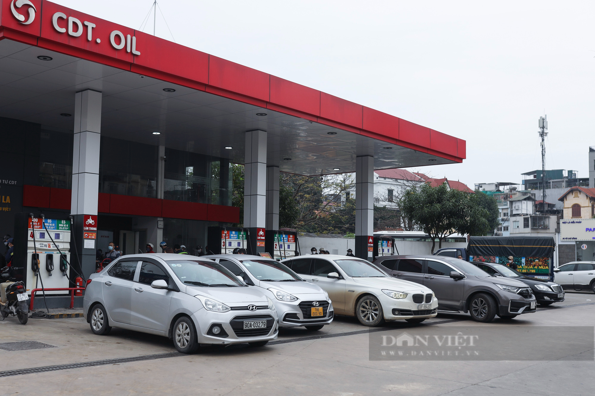 Người Hà Nội thờ ơ trước việc giá xăng giảm nhỏ giọt hơn 600 đồng/lít - Ảnh 8.