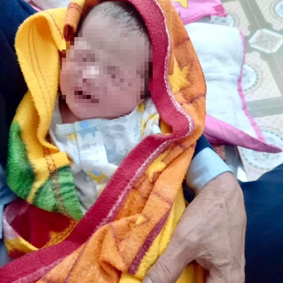 Hải Dương: Phát hiện một bé gái sơ sinh bị bỏ rơi ven đường - Ảnh 1.